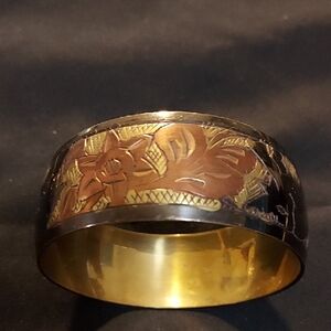 Floral Engraved Gold-Tone Bangle Bracelet Vintage 6in 1950s Unisex